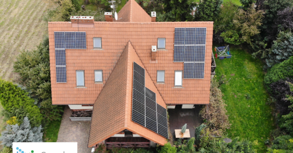 czerwony dach pokryty panelami solarnymi