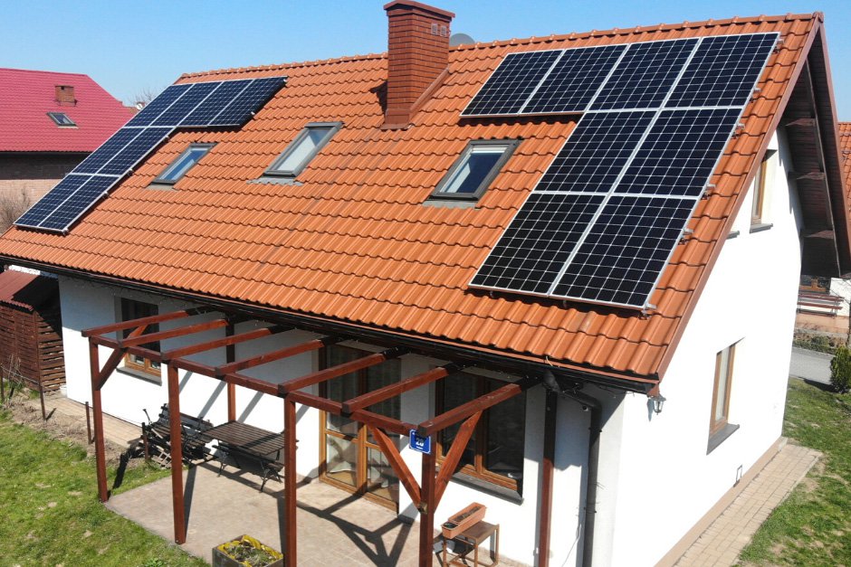 mała instalacja paneli słonecznych na dachu