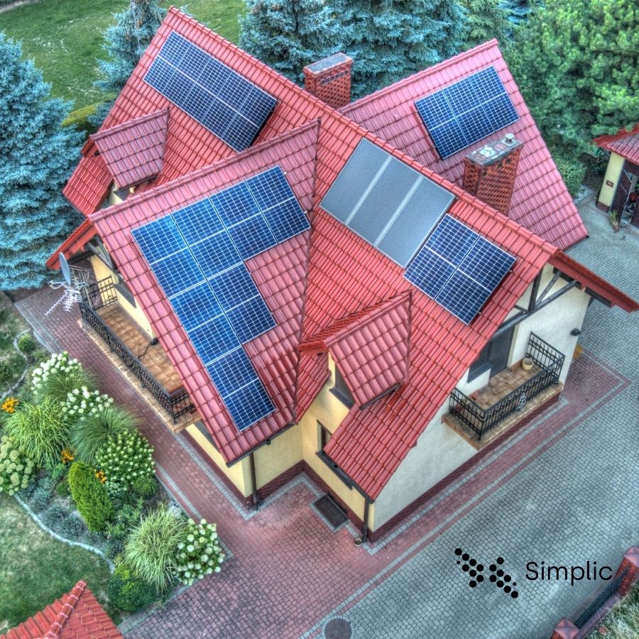instalacja fotowoltaiczna na dachu domu wykonana przez firmę Simplic