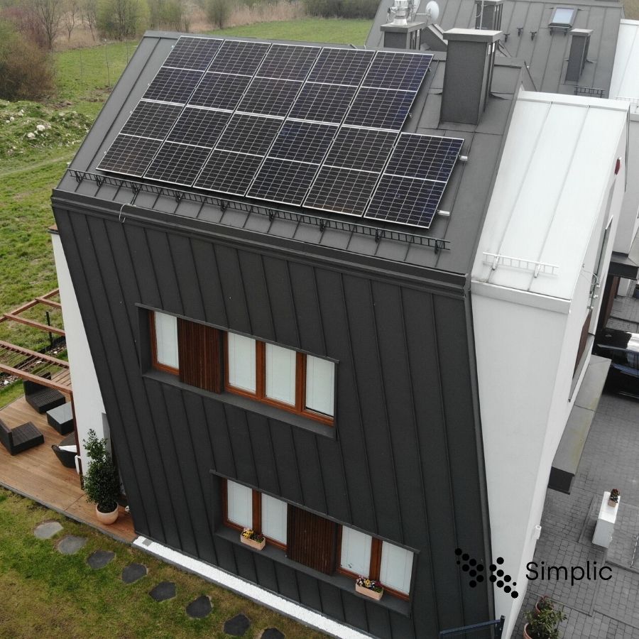 panele monokrystaliczne zainstalowane przez firmę Simplic na dachu budynku